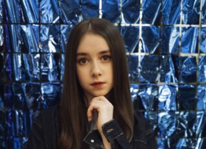 VLADA K презентує “All About You” – проникливу пісню про незабутні моменти та важливість рідних